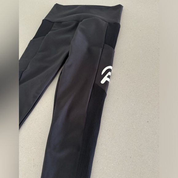 Peloton black logo leggings with 2 side pockets, size small - Picture 5 of 13